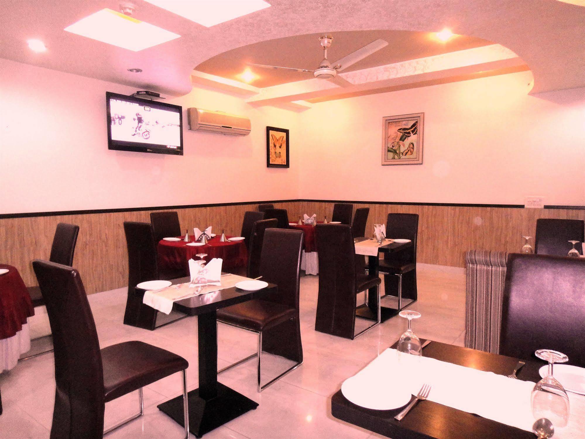 Hotel Orbit 34 Chandīgarh Zewnętrze zdjęcie